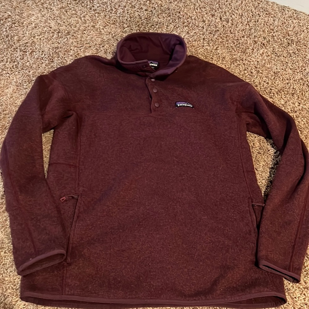 Patagonia women’s maroon fleece with pockets (EUC)